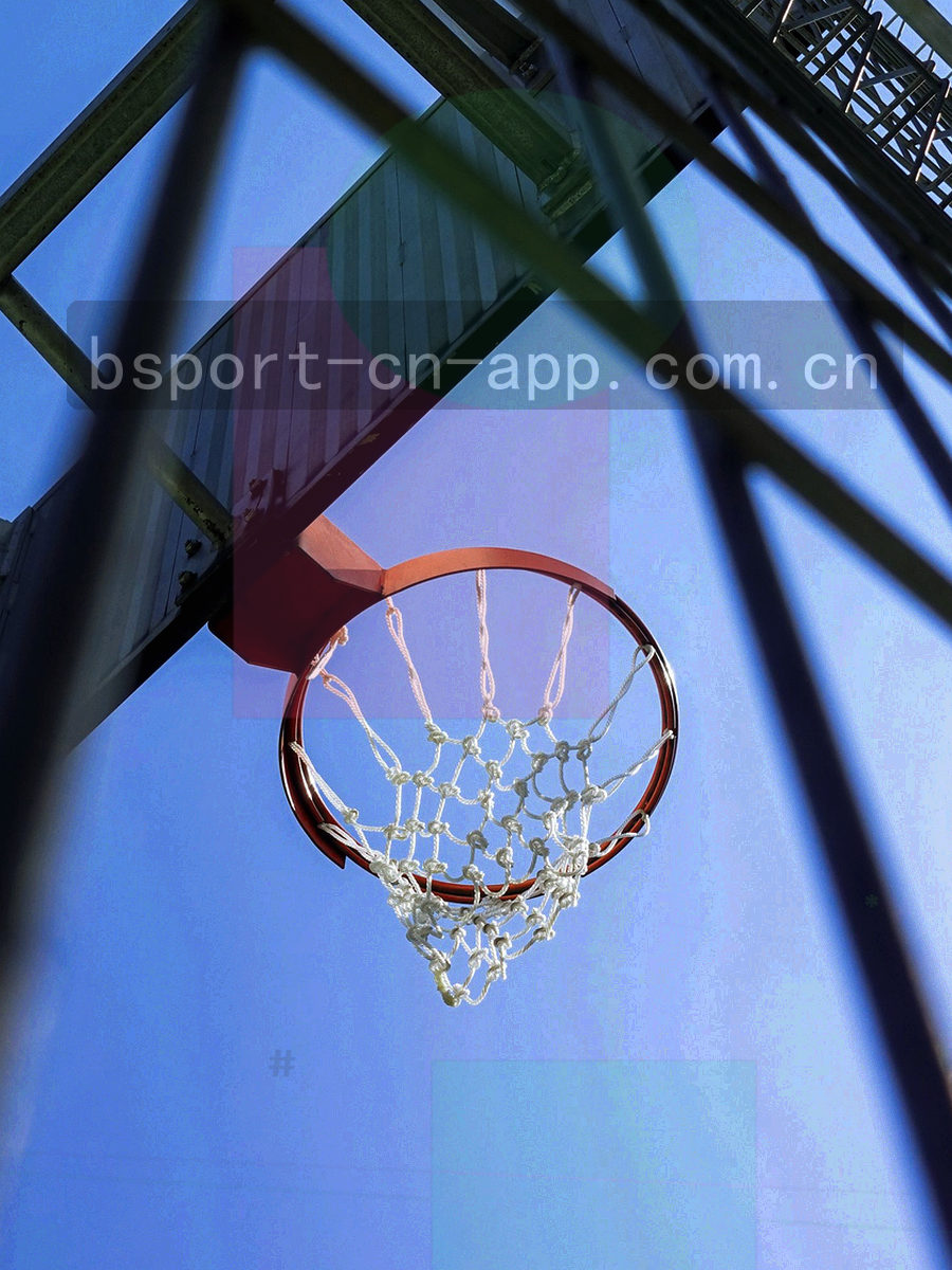 战术板线条与双列阵容位置的抽象示意